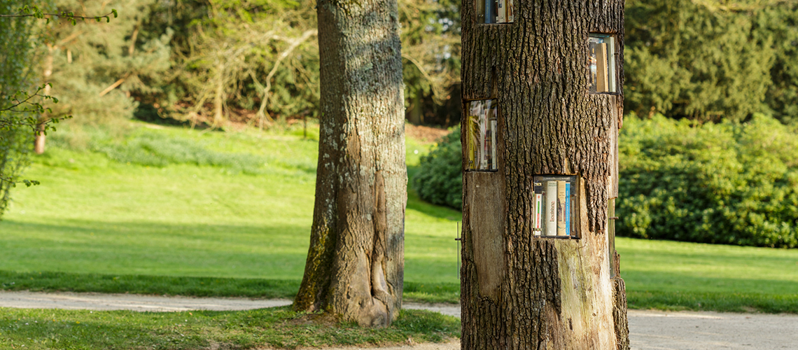 L'arbre à livres dans le parc de la maison de Chateaubriand © CD92/Alexandre Lebrun title=